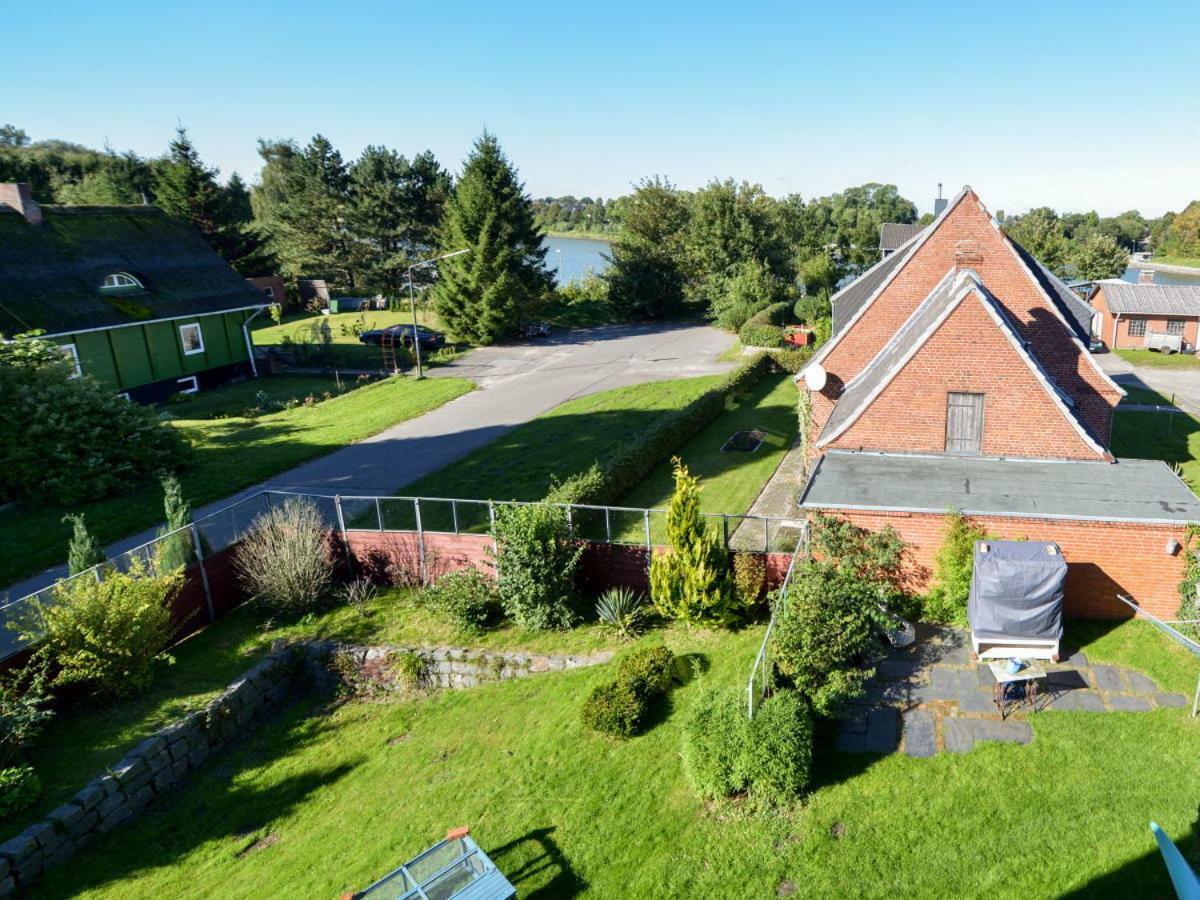 Kanalvilla: Canal-Side Holiday Apartments with Garden Sehestedt  Exterior photo